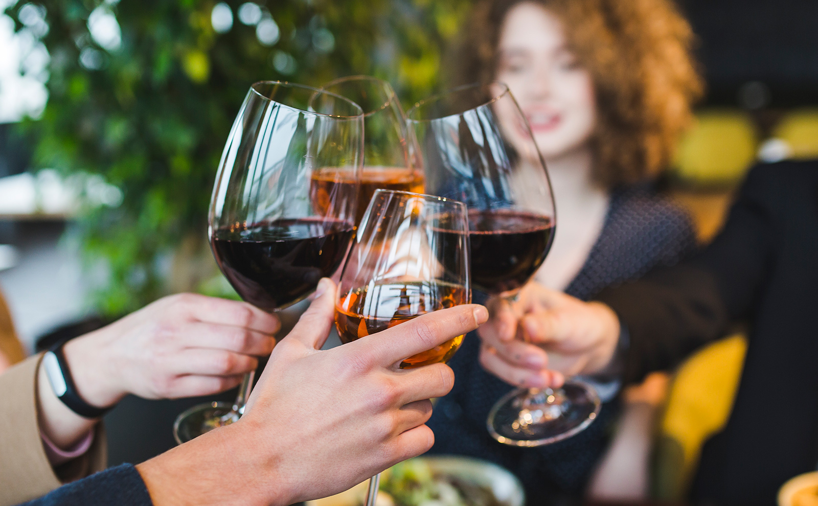 Pareja brindando con vino